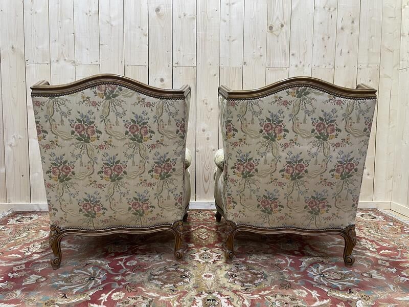 Paire De Fauteuils Bergères De Style Louis Xva Oreilles photo 630.0