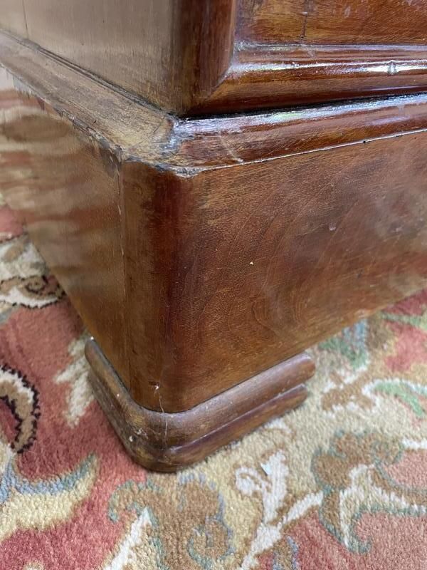 Chiffonnier   Commode époque Louis Philippe En Acajou Et Placage D’acajou. photo for sale