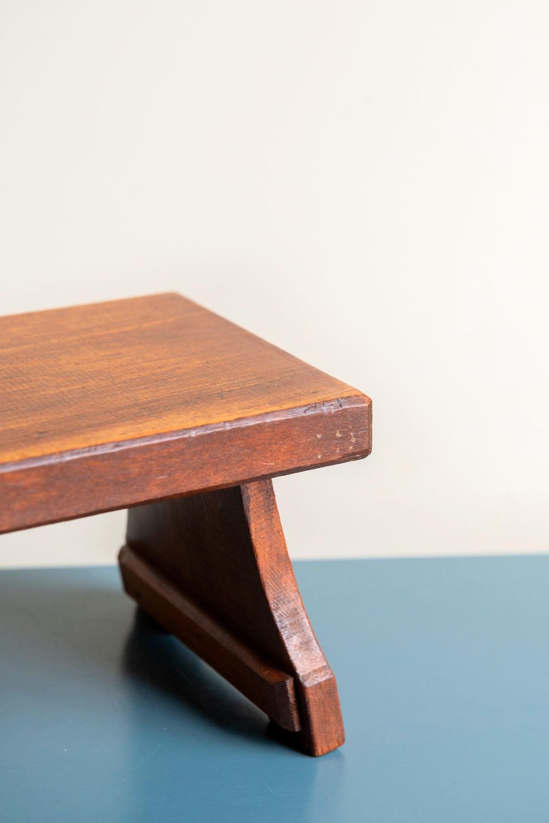 photo for sale Petit tabouret d'époque, tabouret rustique en bois, table d'appoint brun foncé, banc rectangulaire ancien, sellette victorienne, tabouret de traite