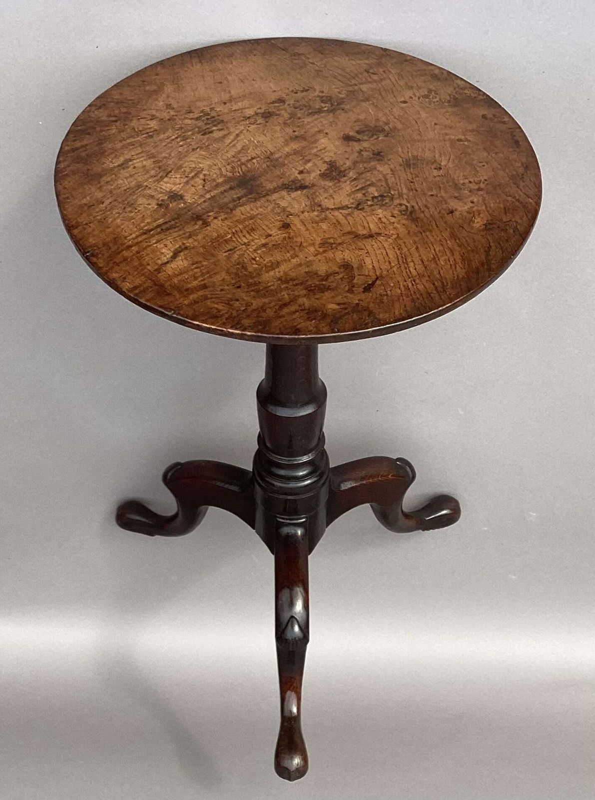 photo vinterior Charming Irish Georgian Burr Oak Tripod Wine Table