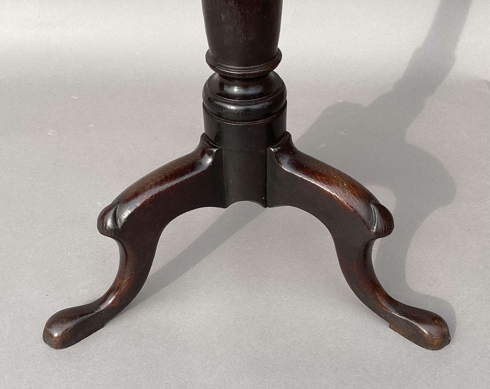 photo vintage Charming Irish Georgian Burr Oak Tripod Wine Table