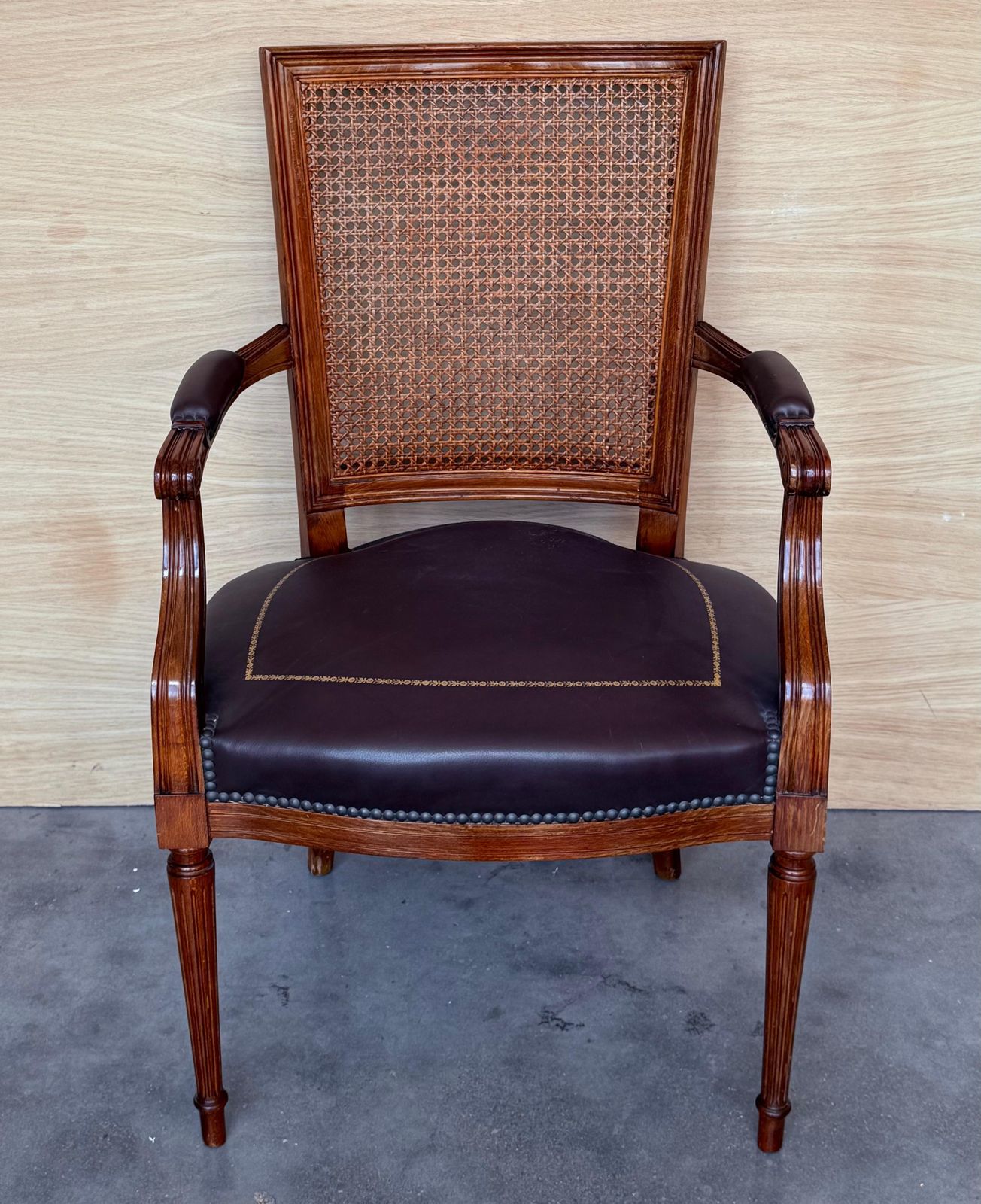 Fauteuil espagnol en bois avec assise en cuir, début du XXe siècle photo for sale