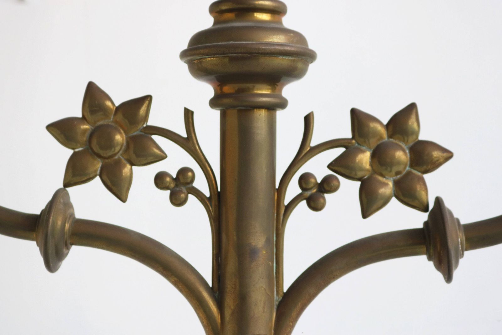 Groot Paar Antieke Kerkkandelaars In Neogotische Stijl, 19e Eeuw, Messing Kandelaars, Jaren 1890 photo furniture