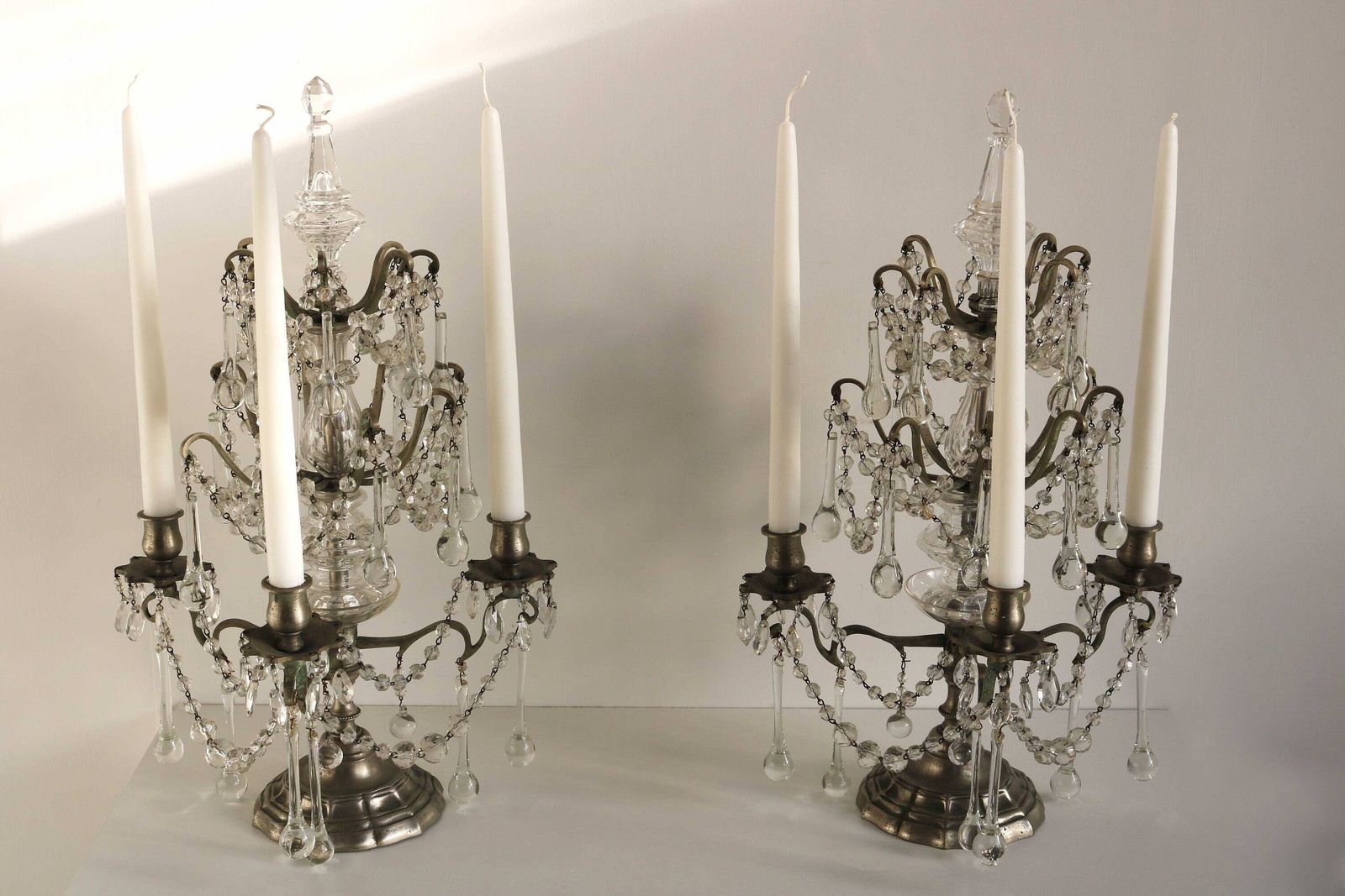 Paar Antieke Franse Verguld Messing En Kristallen Girandoles – Driearmige Kandelaars photo Woonaccessoires