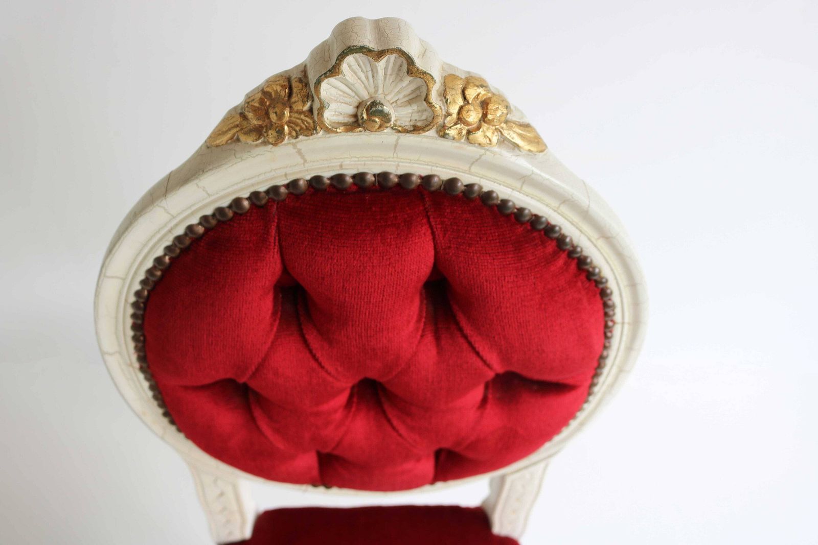 Vintage Italiaanse Houten Gesculpteerde Stoel Met Gewatteerde Rode Stof – Romantisch, Ca. Jaren 1960, Mid Century, Louis XV Stijl photo furniture