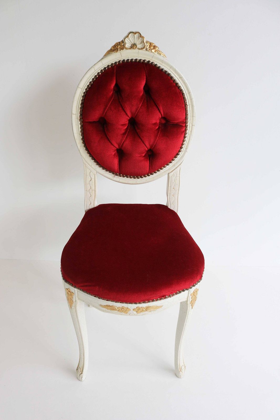 Vintage Italiaanse Houten Gesculpteerde Stoel Met Gewatteerde Rode Stof – Romantisch, Ca. Jaren 1960, Mid Century, Louis XV Stijl photo for sale