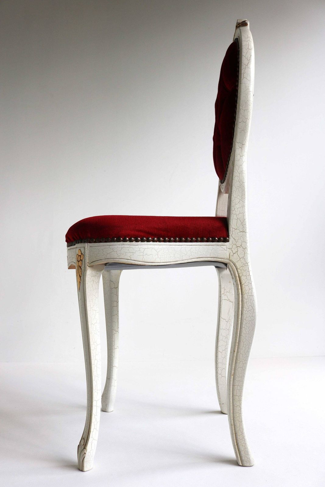 Vintage Italiaanse Houten Gesculpteerde Stoel Met Gewatteerde Rode Stof – Romantisch, Ca. Jaren 1960, Mid Century, Louis XV Stijl photo vintage