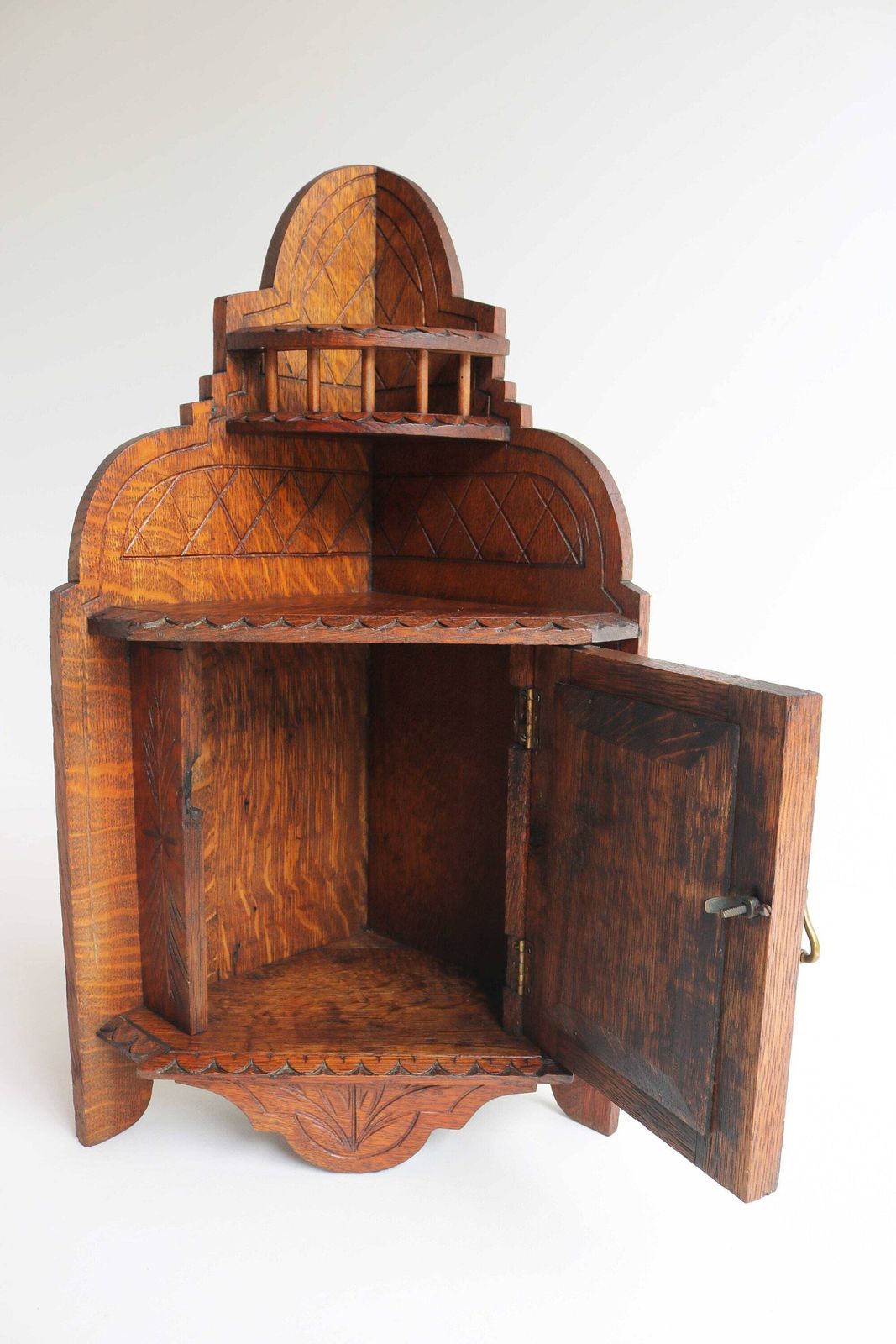 Antiek 19e Eeuws Frans Bretons Renaissance Eiken Gesneden Hoekwandkastje Met Ridder, Ca. 1880 – Medicijn , Badkamer  En Keukenkast photo buy