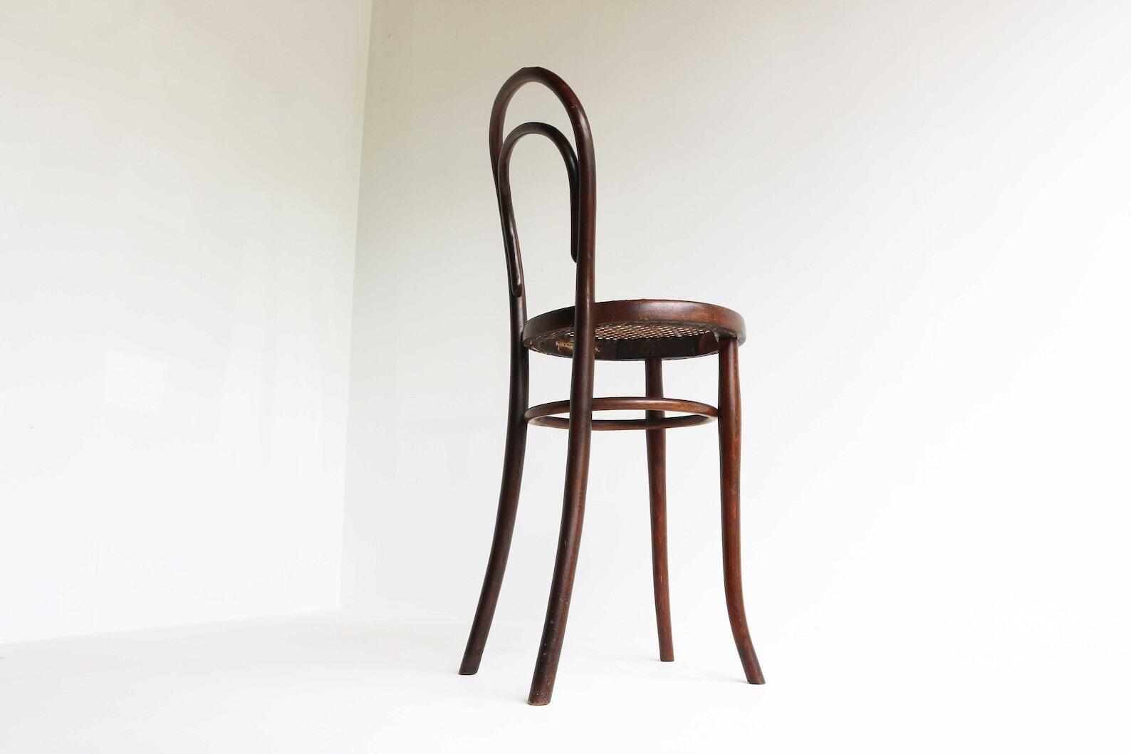 Michael Thonet Hoge Stoel "Ladensessel" Of Winkelstoel Nr. 4001 – Antieke Oostenrijkse Gebogen Houten Stoel Met Hoge Rugleuning, Ca. 1885–1900