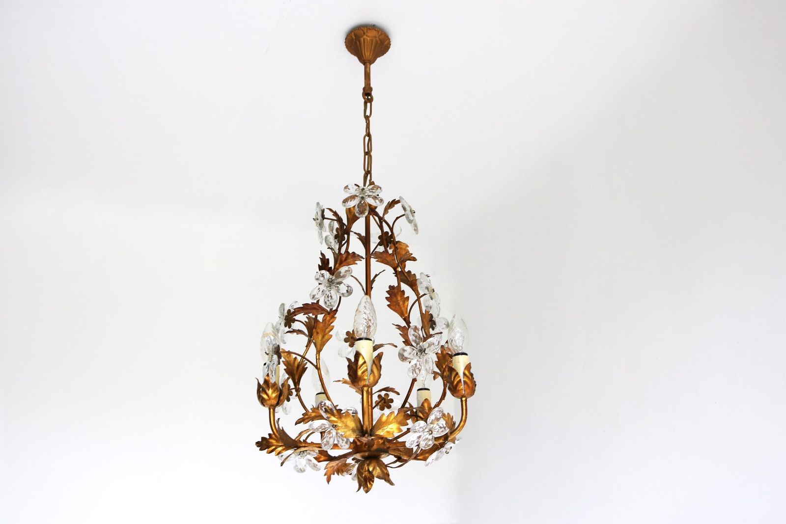 Mid Century Italiaanse Tole Kroonluchter Met Kristallen Bloemen – Hollywood Regency Hanglamp, Ca. Jaren 1950