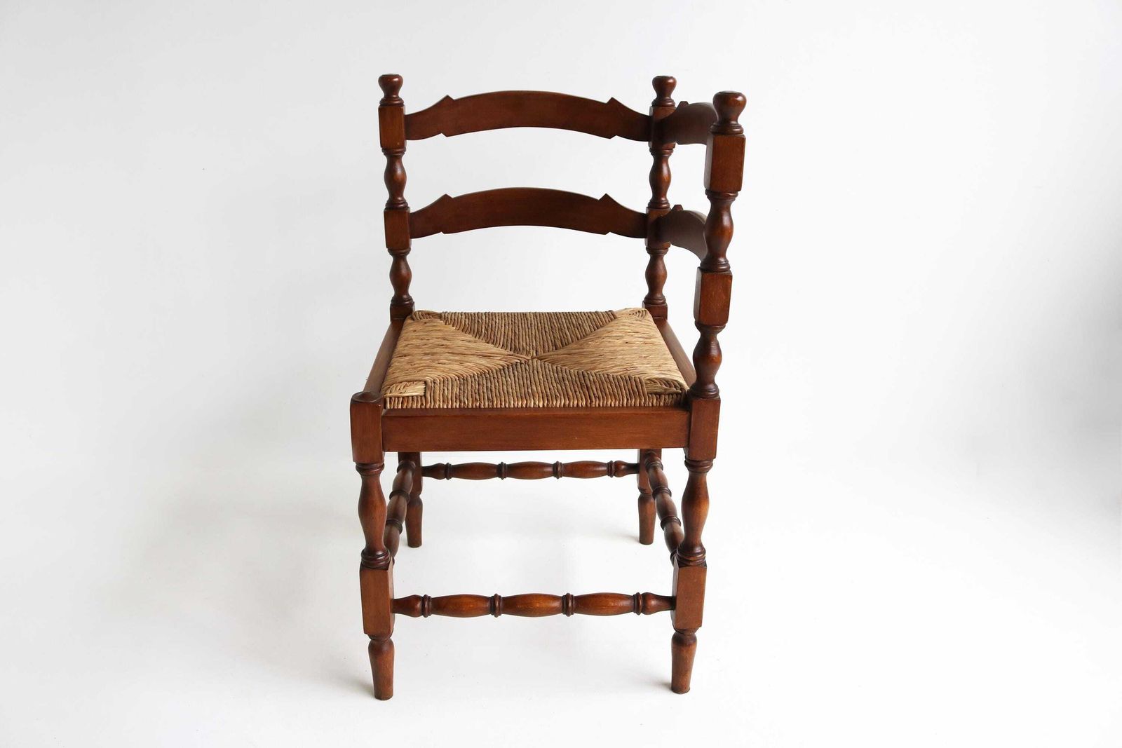 Antieke Hoekstoel – Gedraaid Hout & Gevlochten Biezen Zitting – Jaren 1930, Boerenhoeve Stijl