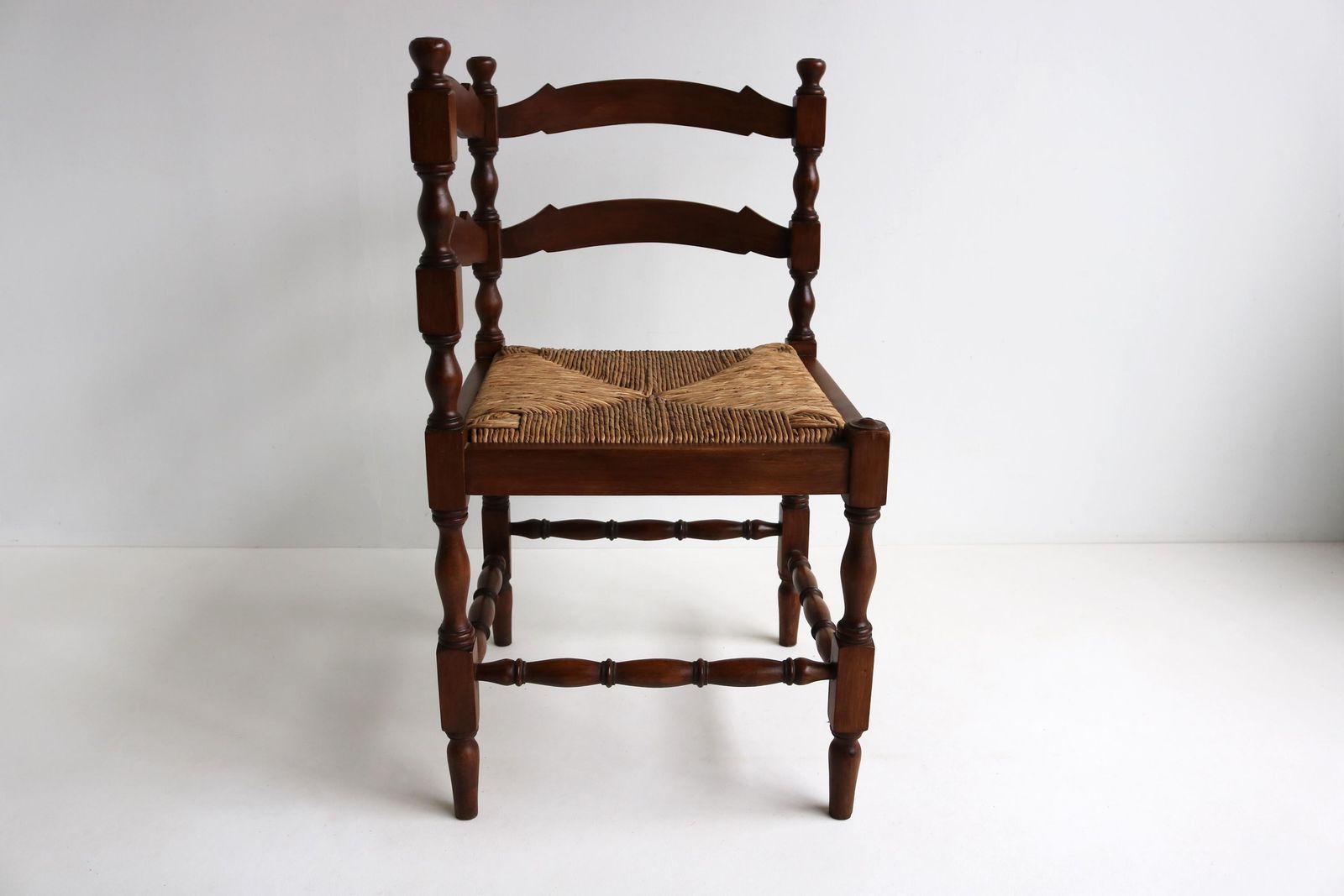 Antieke Hoekstoel – Gedraaid Hout & Gevlochten Biezen Zitting – Jaren 1930, Boerenhoeve Stijl photo furniture