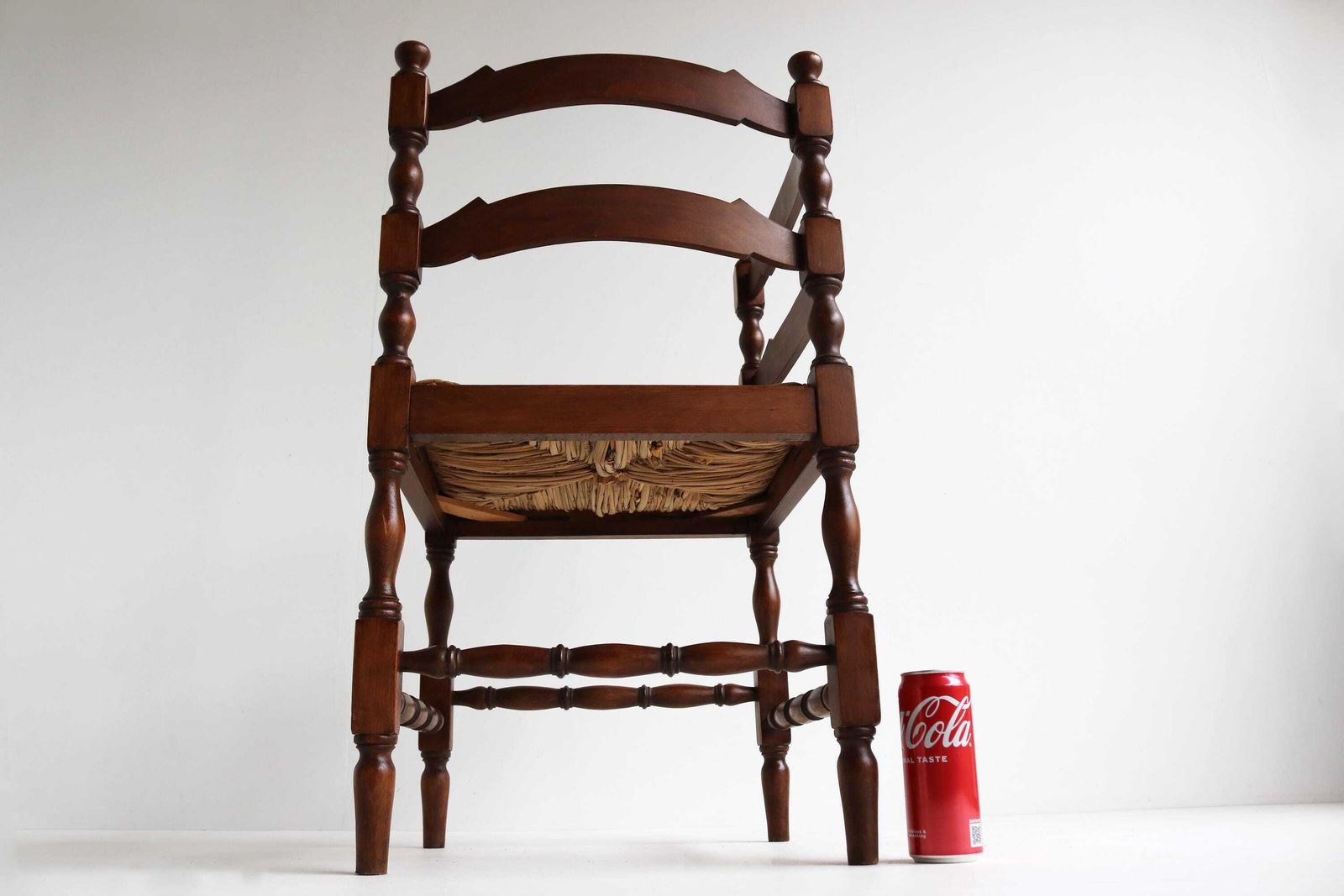 photo furniture Antieke Hoekstoel – Gedraaid Hout & Gevlochten Biezen Zitting – Jaren 1930, Boerenhoeve Stijl