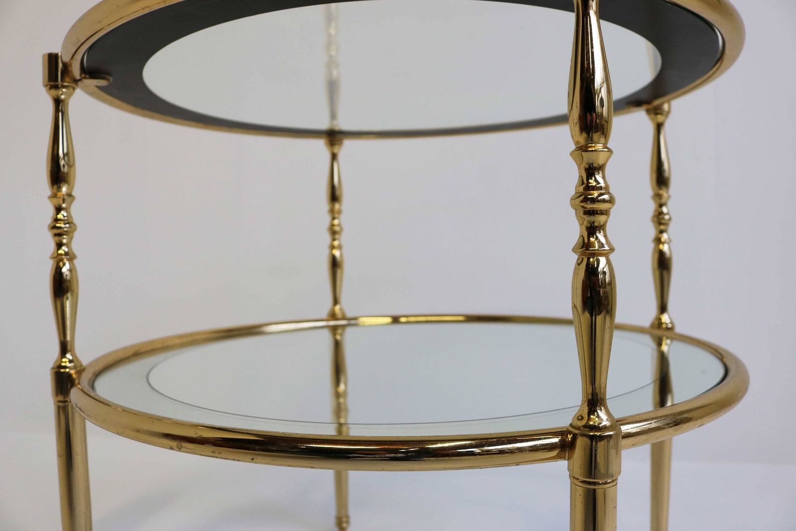Ronde Messing Bijzettafel Met Glazen Schappen Omgeven Door Een Verzilverde Spiegel, Frans. Ca. 1970 Hollywood Regency Gouden Salontafel/Bijzettafel photo Meubels