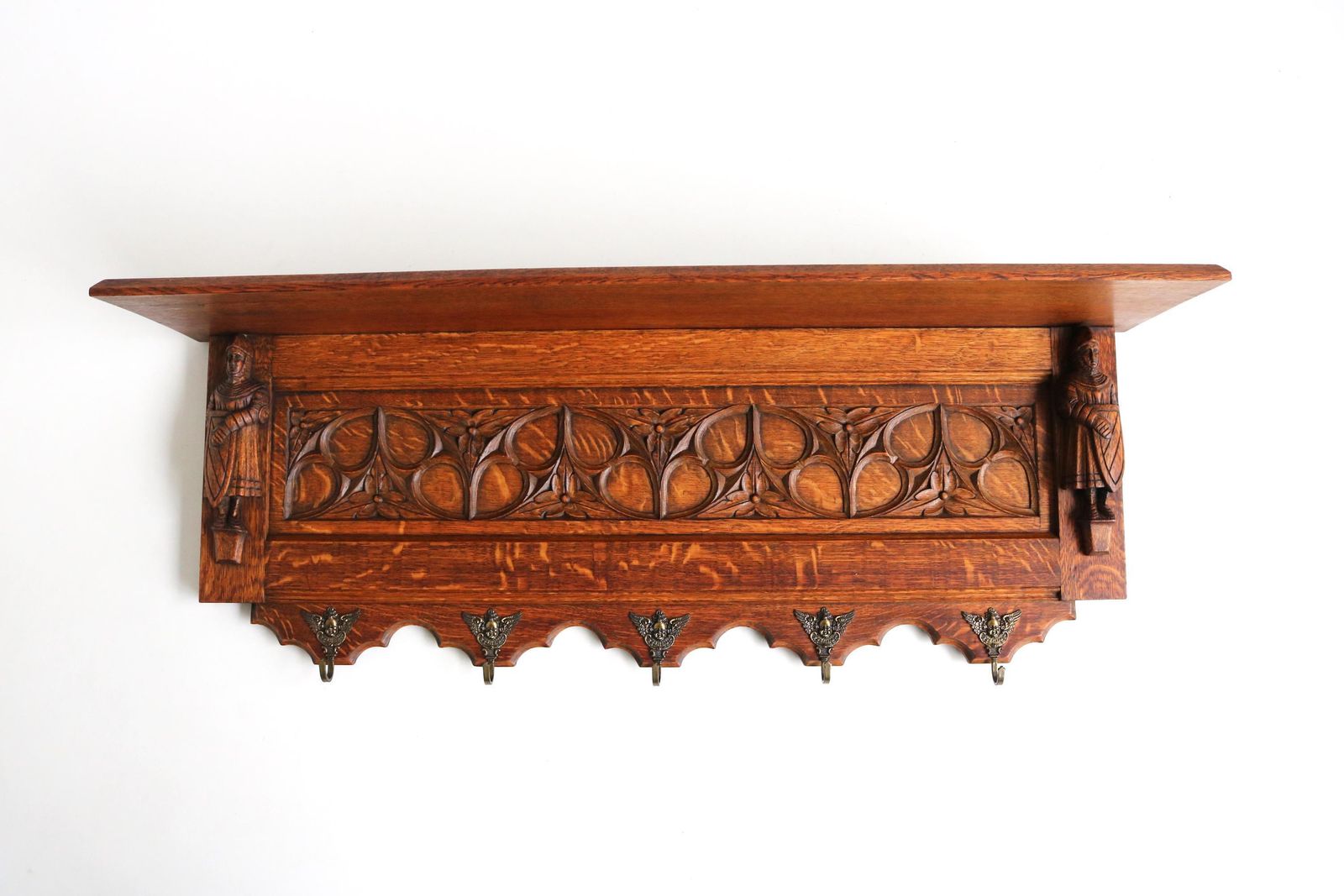 Antiek Handgesneden Gothic Revival Eiken Wandkapstok Met Messing Haken, Twee Ridders, Bloemmotieven, Hoedenrek, Kledinghaak, Keukenrek En Boekenplank, Ca. 1910 photo furniture