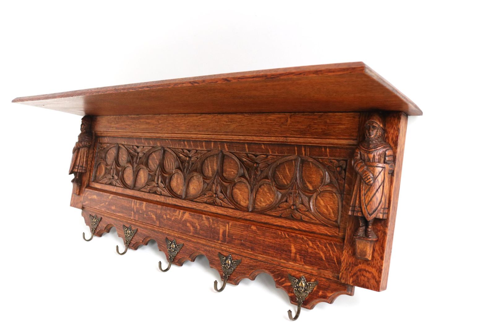 Antiek Handgesneden Gothic Revival Eiken Wandkapstok Met Messing Haken, Twee Ridders, Bloemmotieven, Hoedenrek, Kledinghaak, Keukenrek En Boekenplank, Ca. 1910 photo for sale