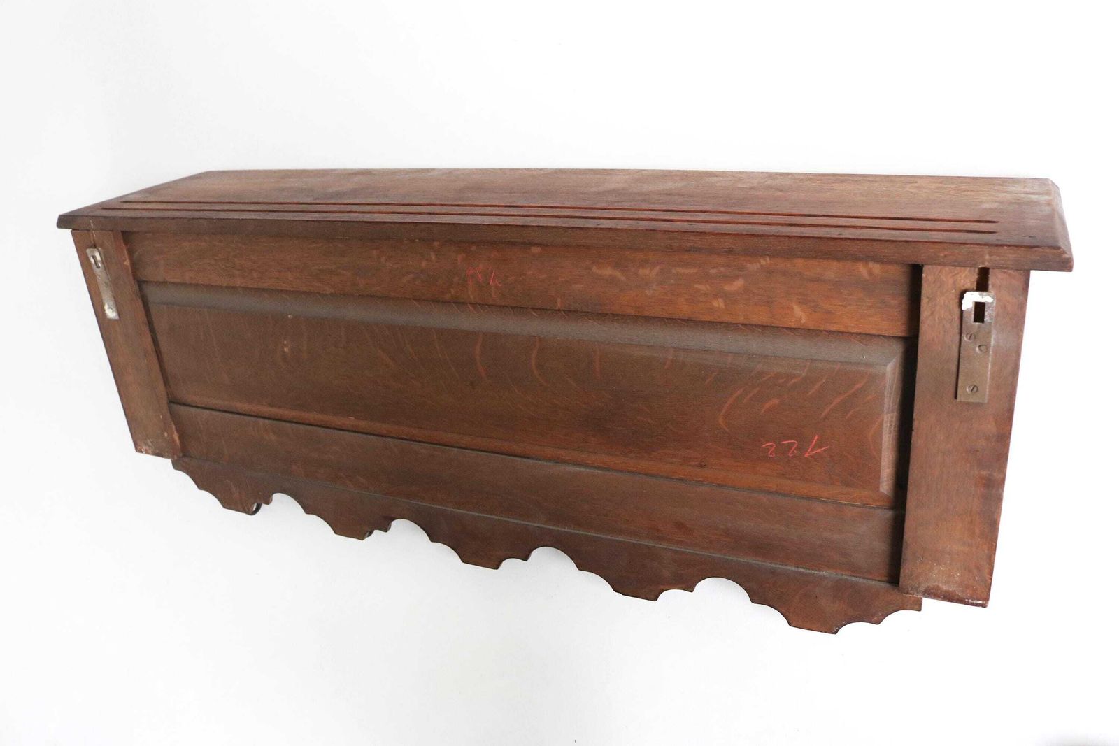photo furniture Antiek Handgesneden Gothic Revival Eiken Wandkapstok Met Messing Haken, Twee Ridders, Bloemmotieven, Hoedenrek, Kledinghaak, Keukenrek En Boekenplank, Ca. 1910
