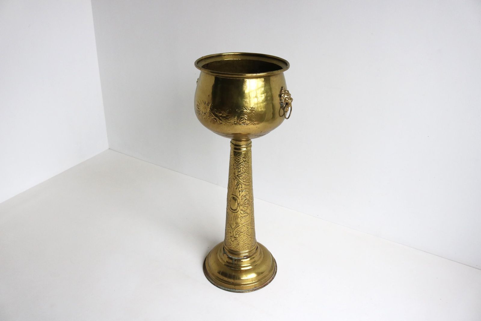 Antieke Koperen Jardinière Op Standaard Met Bloemen  En Leeuwenkopversiering – Messing Bloempot / Plantenbak / Ijsemmer / Wijnkoeler Op Standaard, Ca. Jaren 1900 photo furniture