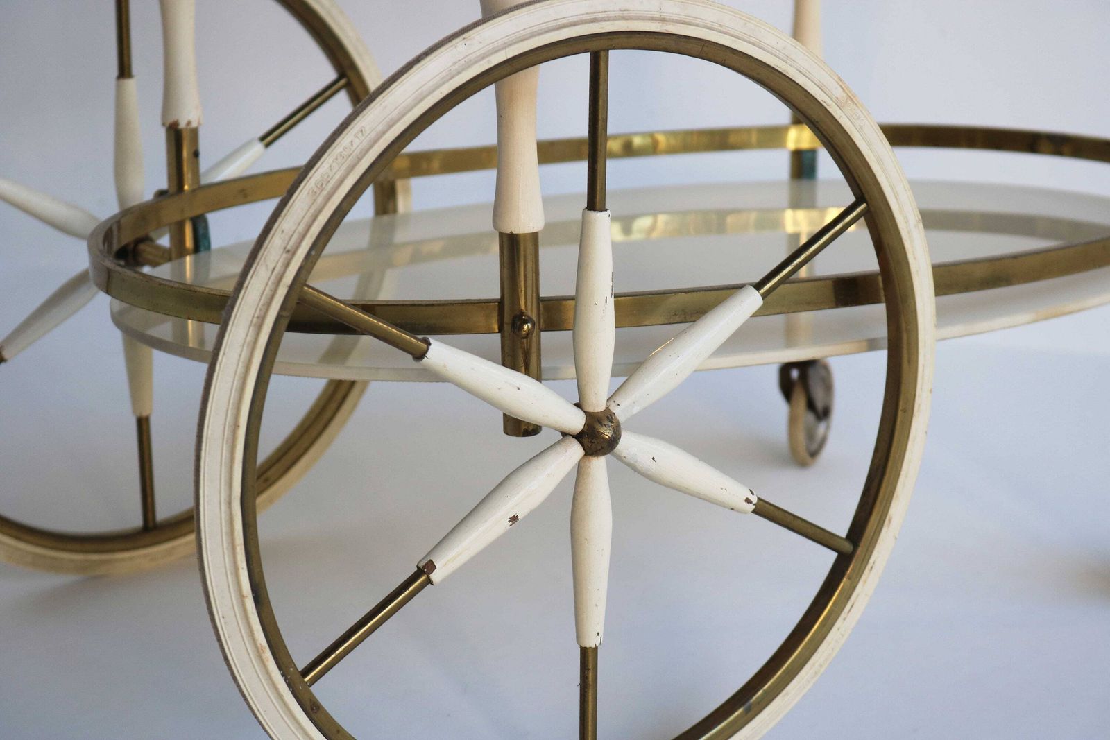 Hollywood Regency Shabby Chic Crème Lak Goud Ovaal Mid Century Trouwfeest Barkar Neoklassiek Serveertafel Trolley Messing Glas Thee Jaren 1960 photo for sale