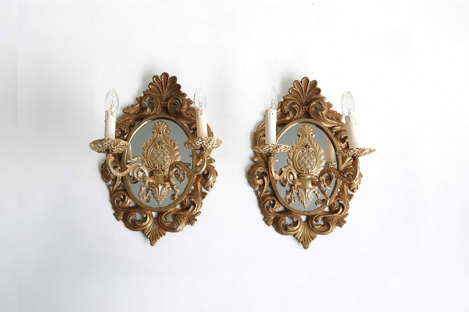 Paar Franse Wandlampen Met Spiegelrug En Dubbele Armen – Verguld Messing/Brons In Louis XV Stijl – Ca. Jaren 1950