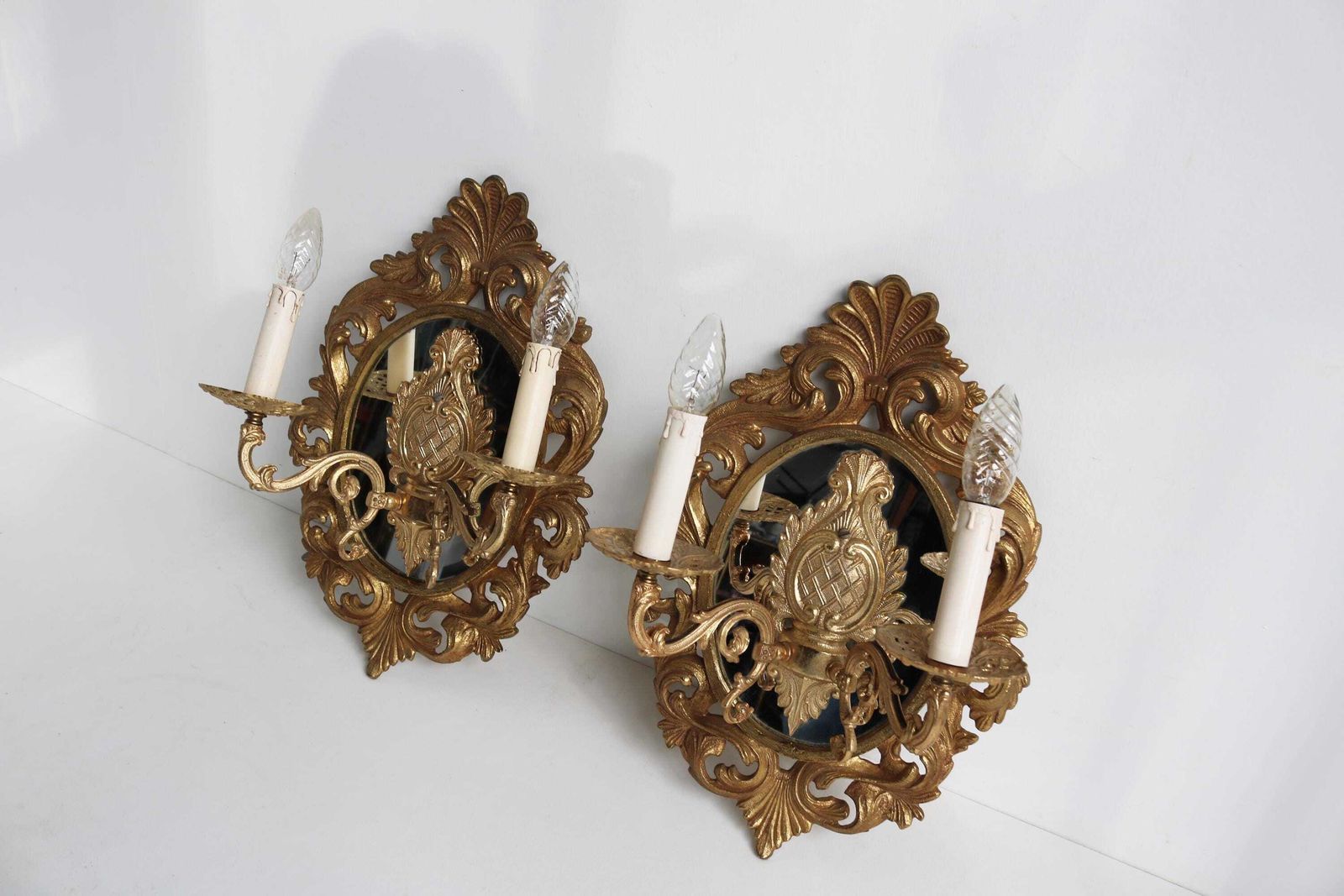 Paar Franse Wandlampen Met Spiegelrug En Dubbele Armen – Verguld Messing/Brons In Louis XV Stijl – Ca. Jaren 1950 photo 1371.0