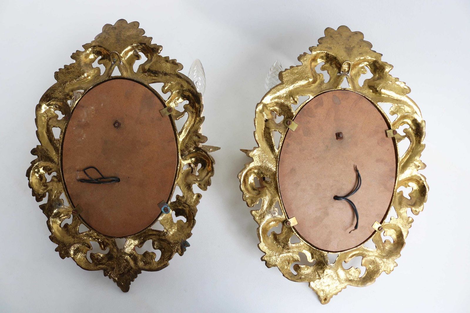 photo furniture Paar Franse Wandlampen Met Spiegelrug En Dubbele Armen – Verguld Messing/Brons In Louis XV Stijl – Ca. Jaren 1950