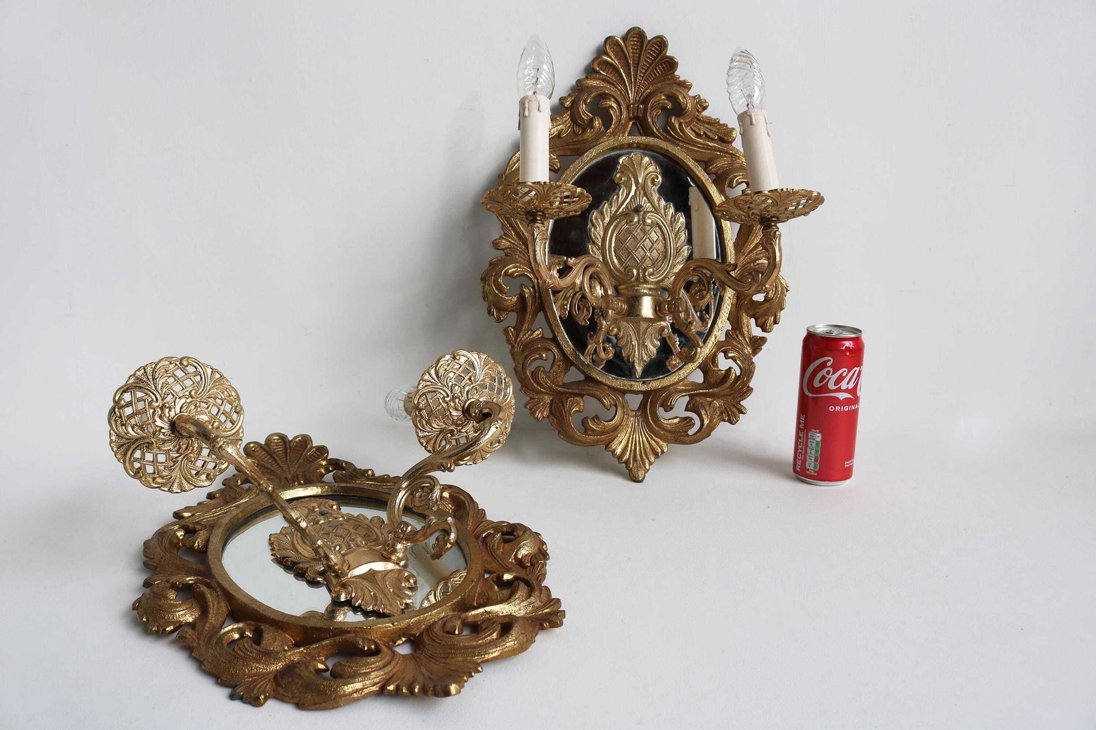 photo for sale Paar Franse Wandlampen Met Spiegelrug En Dubbele Armen – Verguld Messing/Brons In Louis XV Stijl – Ca. Jaren 1950