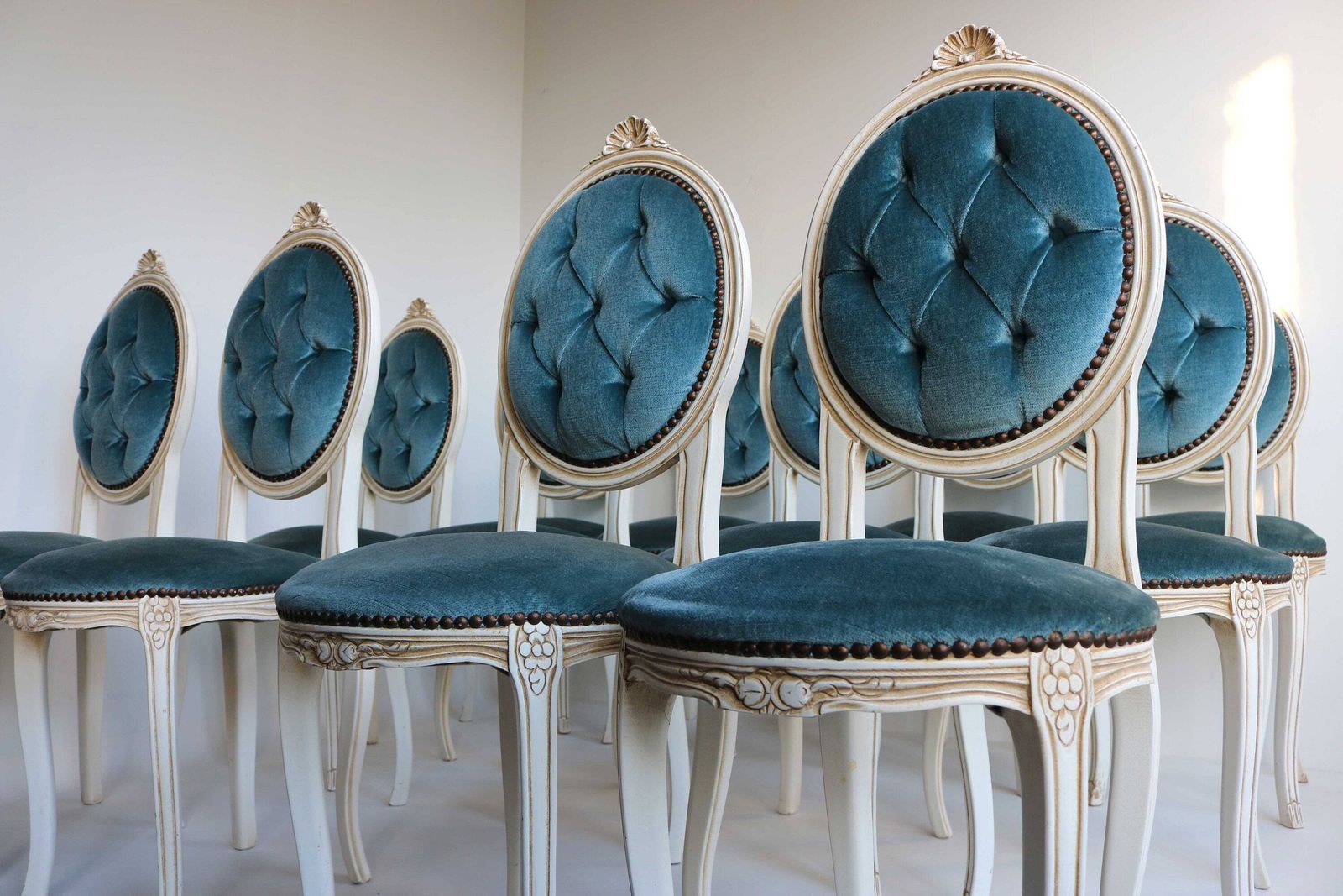 photo for sale Paar Boudoirstoelen In Regency Stijl – Set Van Twee Fluwelen Stoelen Met Handgesneden Frame, Jaren 1960