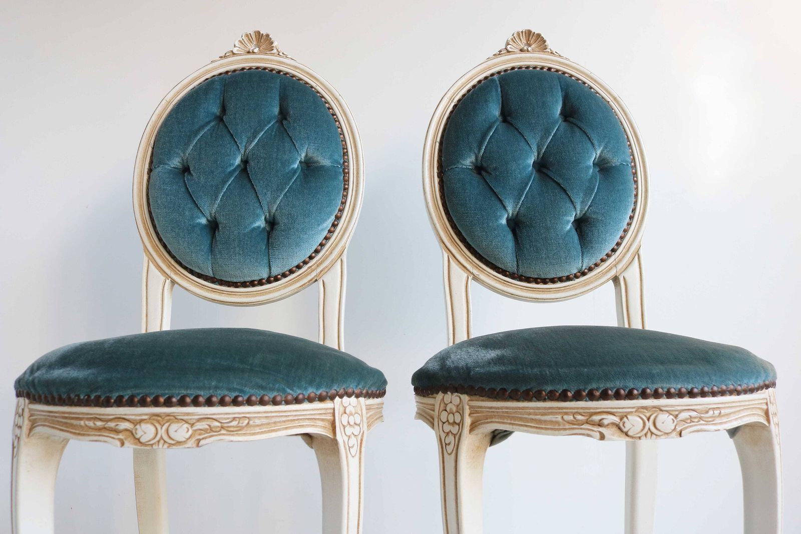 Twee Louis XV Stijl Gestoffeerde Stoelen Met Blauw Gewatteerd Stof – Sierlijke Bijzetstoelen / Kaptafelstoelen – Slaapkamerstoelen – Hollywood Regency – Italiaans – Ca. Jaren 1960 photo Meubels