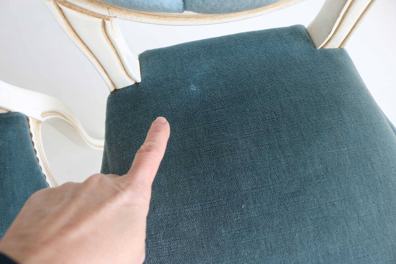 photo furniture Set Hollywood Regency Italian Wood Carved Small Chairs Quilted Blue Fabric Romantic 1960 Midcentury Vanity Chairs Bedroom, Louis XV Style
