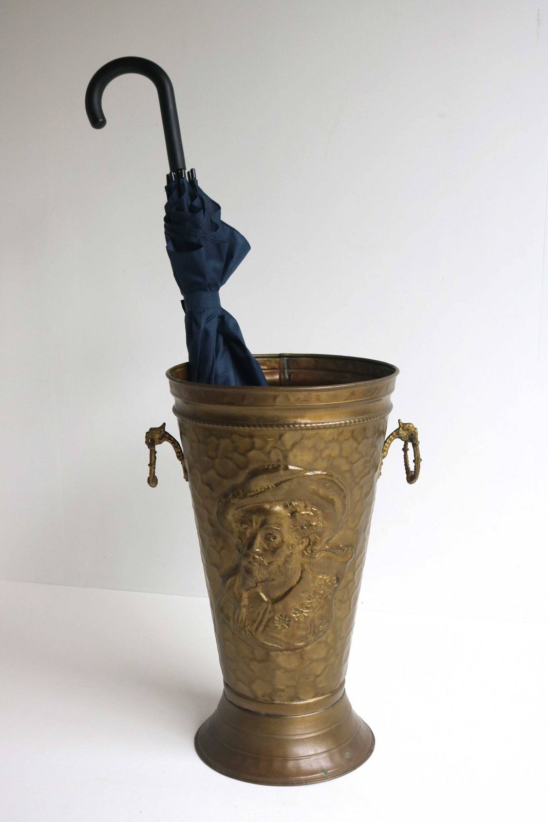 Vintage Messing Gehamerde Paraplubak / Parapluhoudster Peter Paul Rubens Draak / Gargouille Handvatten Mid Century Wandelstokhouder Entreehal Jaren 1950 photo Woonaccessoires