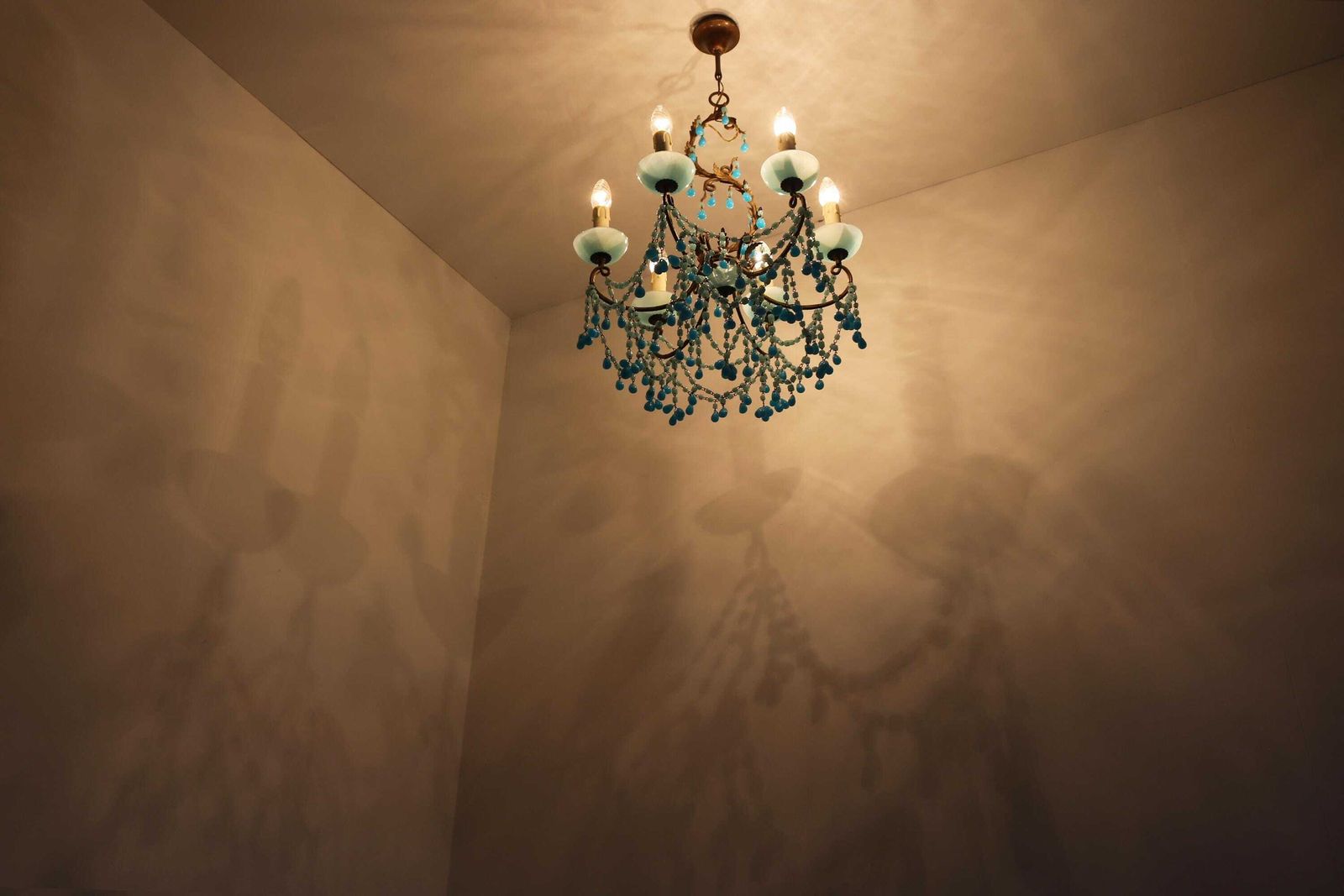 photo furniture Antieke Franse Murano Blauwe Kralen Guirlandes Opaline Kralen Luchter Macaroni Kralen Kroonluchter Hanglamp Kleine Steentjes Ca. 1920