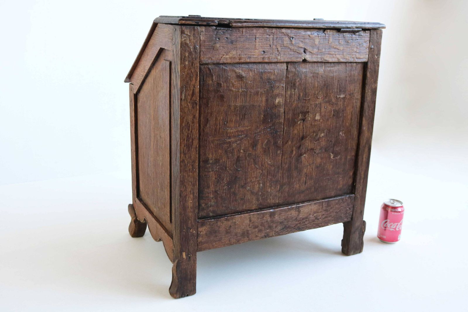 photo furniture Antiek Kindersecretaire Klein Schuinoplopend Bureau Eiken 19e Eeuw Ca. 1870 Handgesneden Griffioenen / Draken