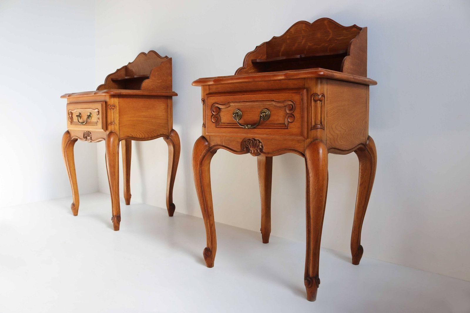 Stel Louis XV Stijl Nachtkastjes Met Lade En Plank – Set Van 2 | Franse Provinciale Stijl | Eiken Bijzettafels | Houten Kastjes | Mid Century Jaren 1960 photo 1254.0