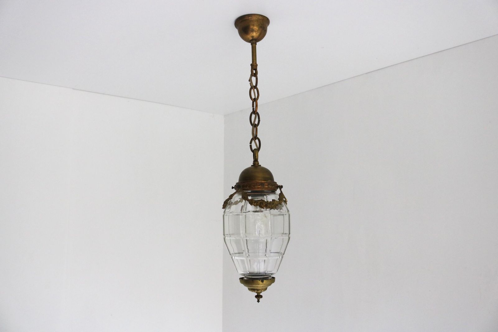 Antieke Art Deco Franse Hanglamp Met Guirlandes, Verguld Messing En Gegraveerd Glas, Plafondlamp, Ganglamp, Lantaarn, Jaren 1930 photo for sale