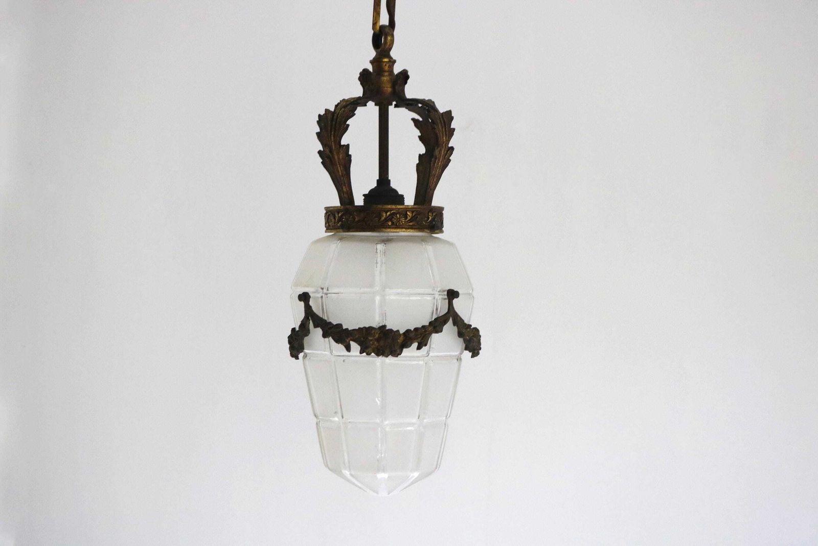Antieke Franse Hanglamp In Verguld Messing En Gesatineerd Geslepen Glas – Art Deco Krooplamp, Jaren 1930 photo furniture