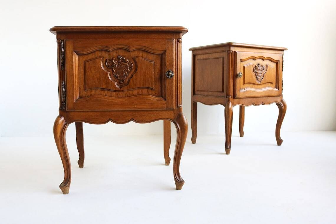 Handgesneden Country French Louis XVI-stijl Handgemaakt Eiken Nachtkastjes 1960 Deurtjes Mid-Century Bedside Tables Vintage End Tables