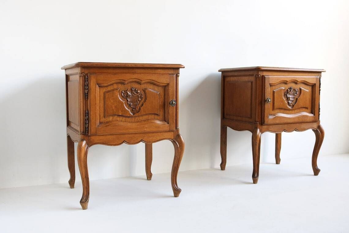 Handgesneden Country French Louis XVI Stijl Handgemaakt Eiken Nachtkastjes 1960 Deurtjes Mid Century Bedside Tables Vintage End Tables photo furniture
