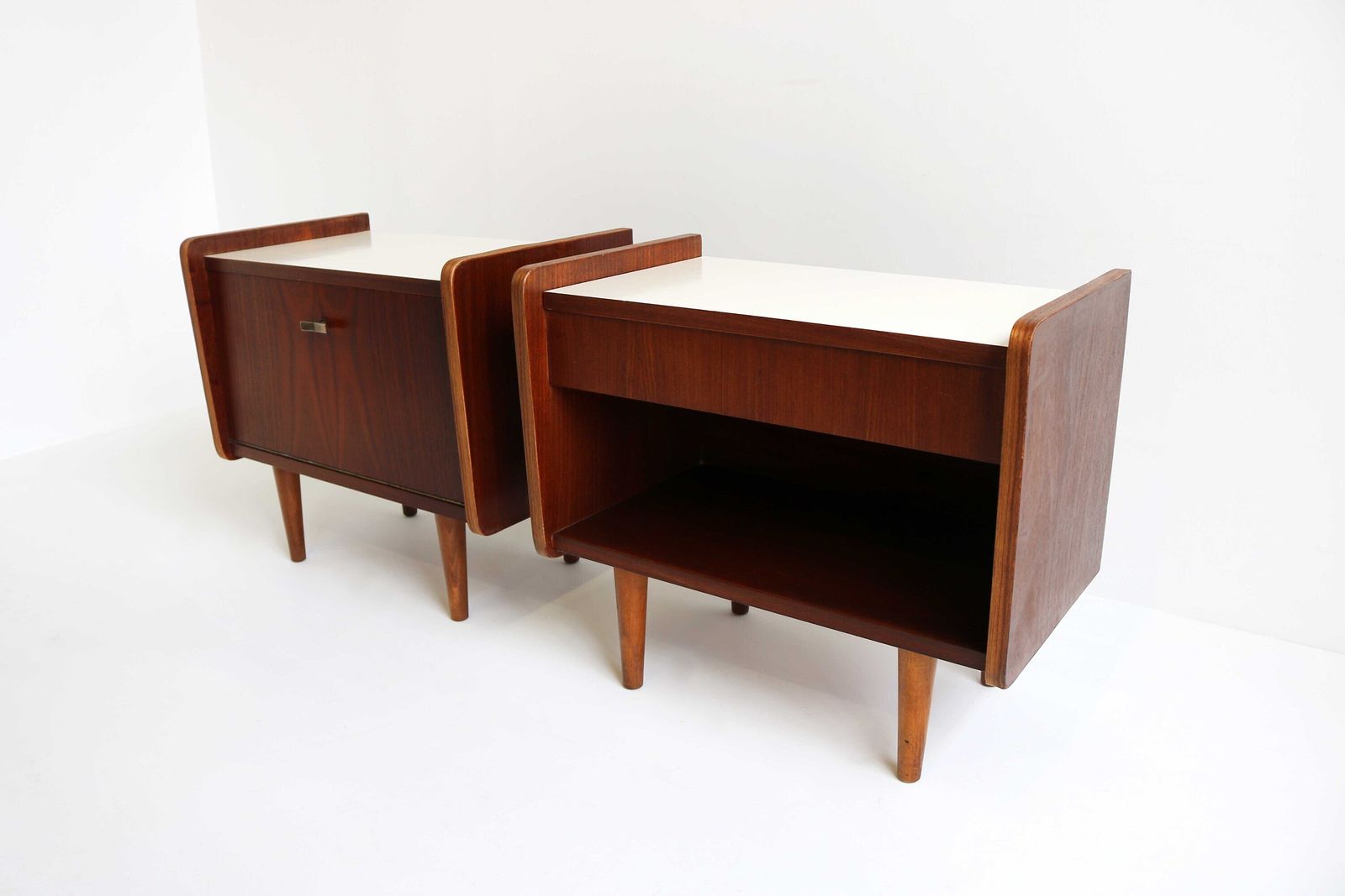 Paar Mid Century Modern Nachtkastjes Met Teakfineer En Witte Formica Bladen – Scandinavisch Jaren 60 – Bijzettafel photo furniture