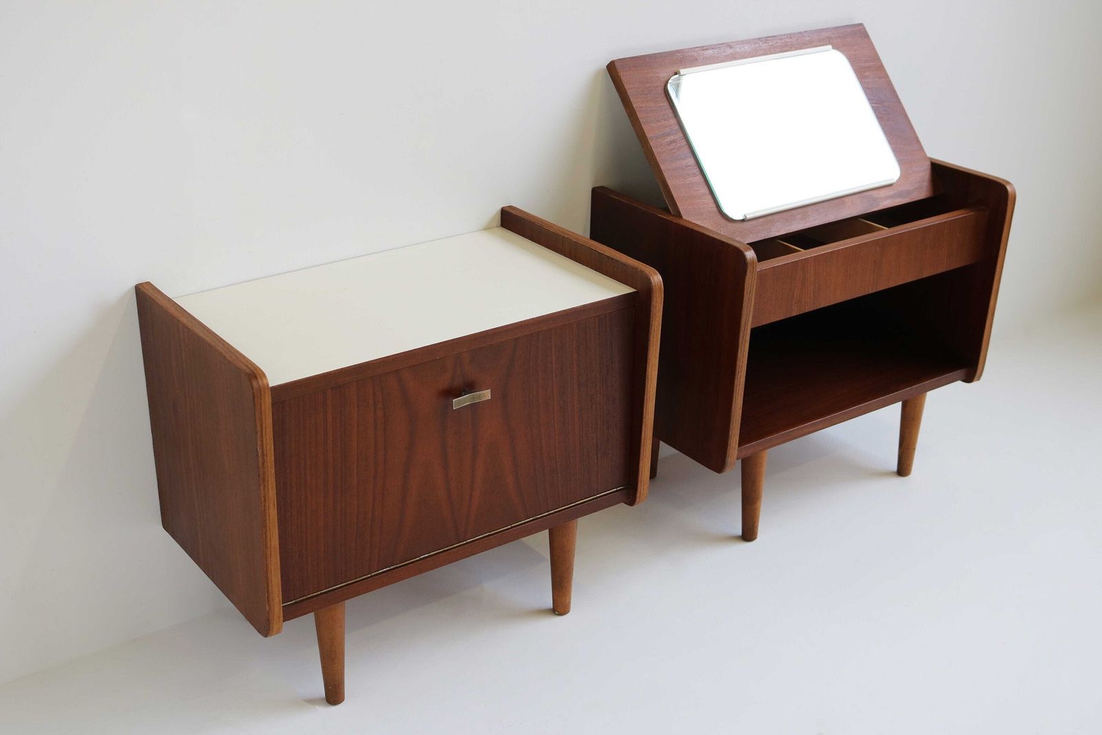 Paar Mid Century Modern Nachtkastjes Met Teakfineer En Witte Formica Bladen – Scandinavisch Jaren 60 – Bijzettafel photo for sale
