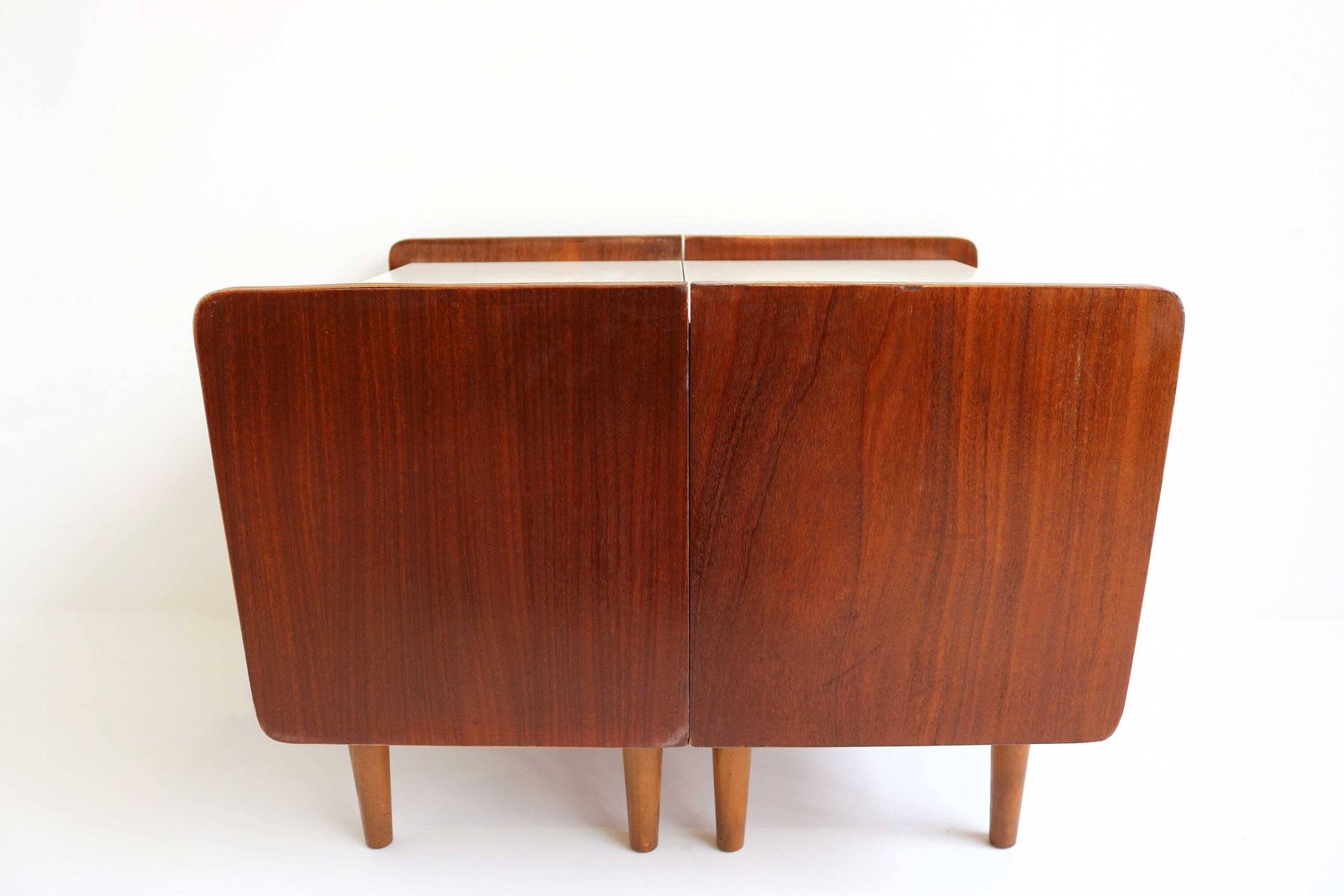 photo furniture Pair Of Midcentury Modern Teak Veneer Nightstands With White Formica Tops Mirror Scandinavian 60 Bedside Table Additional Side Table Danish