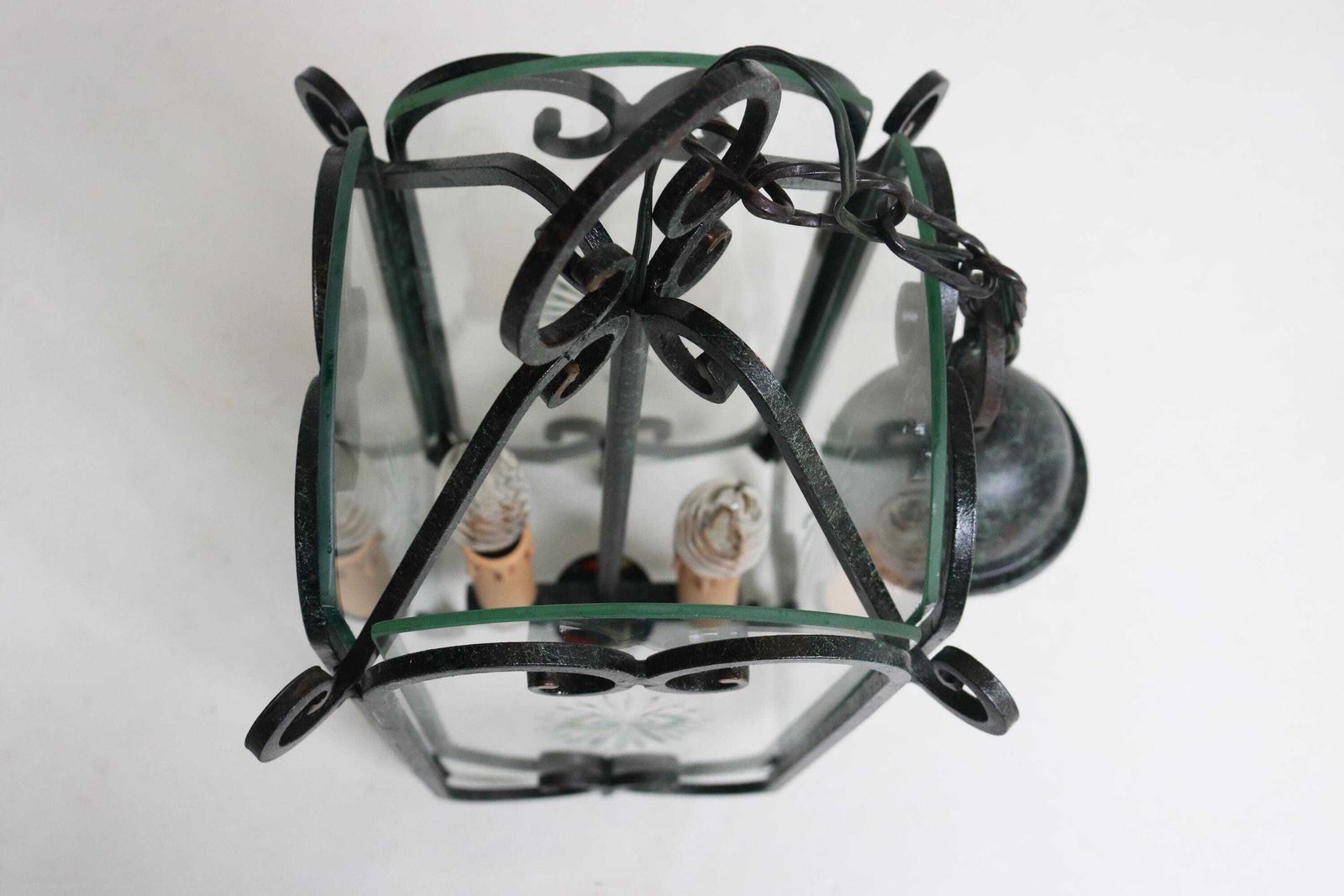 photo for sale Vintage rustieke ijzeren hanglantaarn – Franse hanglamp met gegraveerd glas, ca. jaren 1950