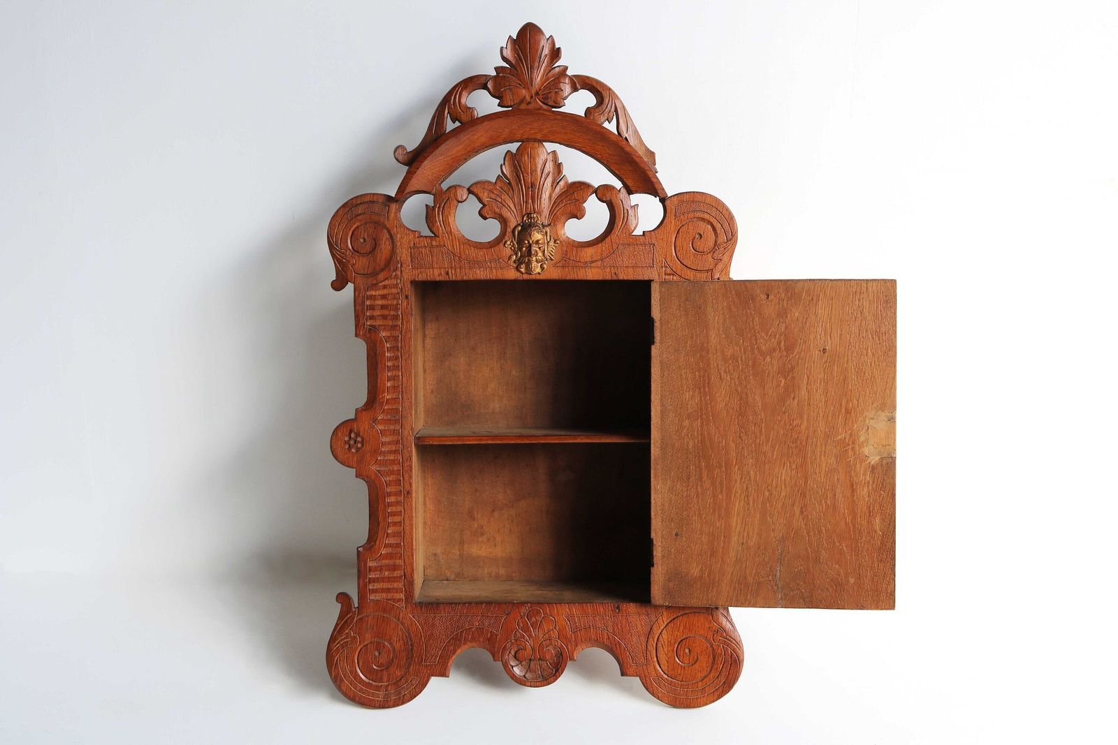Antiek Eiken Gesneden Medicijn /Badkamer /Keuken /Apothekersleutelkastje Met Messing Ornamenten – 19e Eeuw photo vinterior