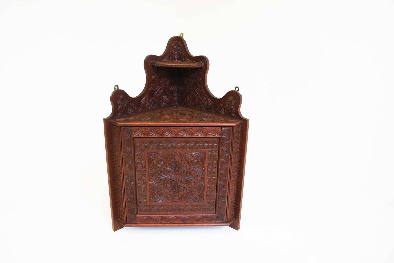 Antiek Nederlands Provinciaal Houtgesneden Hoekkastje – Medicijn , Badkamer , Keuken  Of Sleutelkastje, Ca. 1920