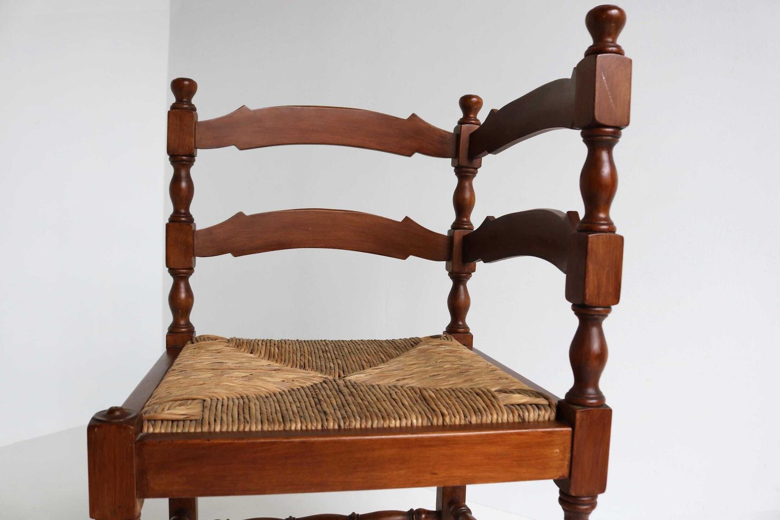 Vintage Rustieke Houten Hoekstoel Met Rieten Zitting – Franse Zijstoel, Boerezitting, Haardstoeltje, Landelijke Stijl. photo 445.0
