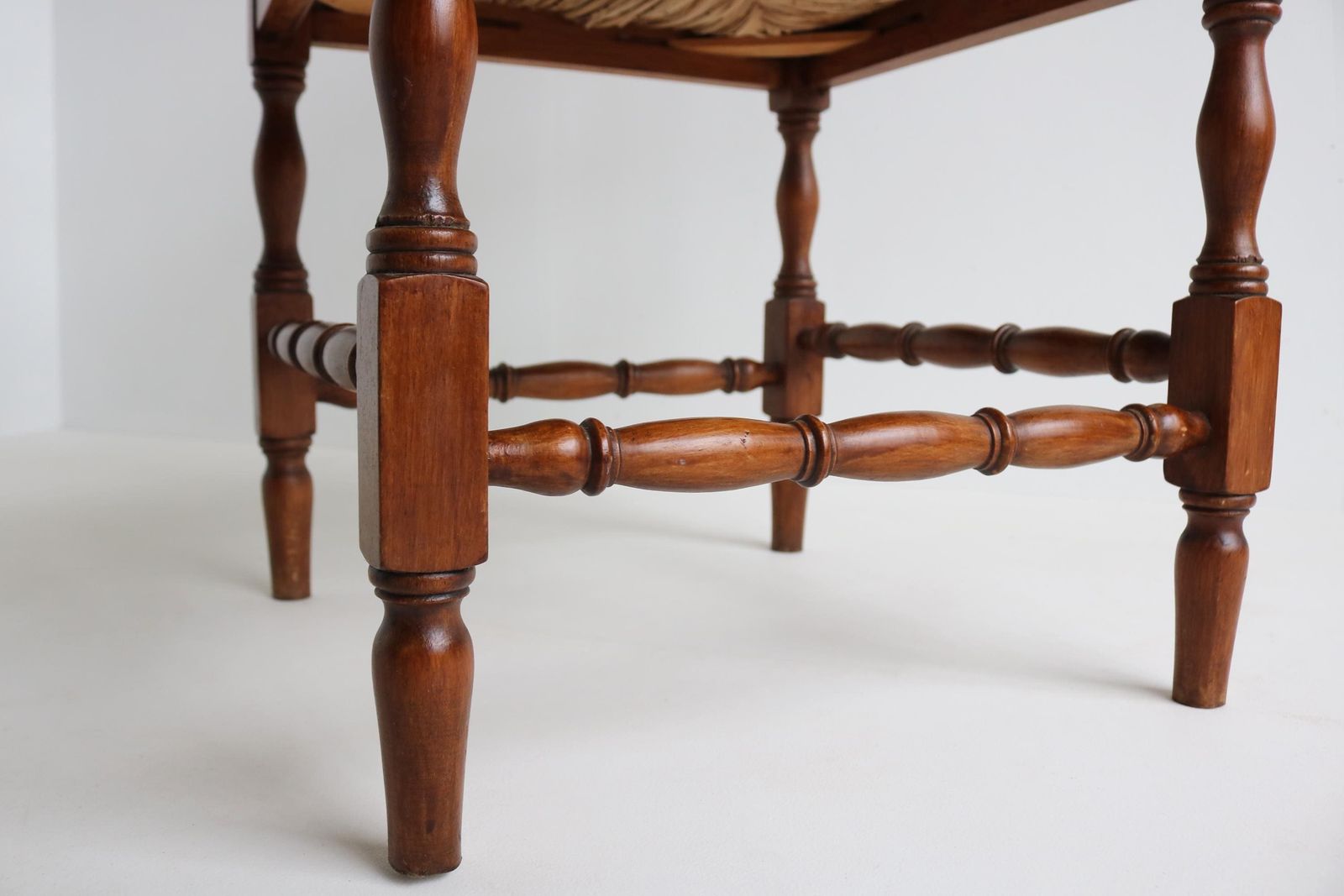 Vintage Rustieke Houten Hoekstoel Met Rieten Zitting – Franse Zijstoel, Boerezitting, Haardstoeltje, Landelijke Stijl. photo vinterior