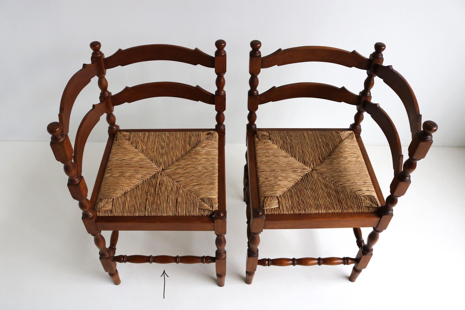 photo for sale Vintage Rustieke Houten Hoekstoel Met Rieten Zitting – Franse Zijstoel, Boerezitting, Haardstoeltje, Landelijke Stijl.