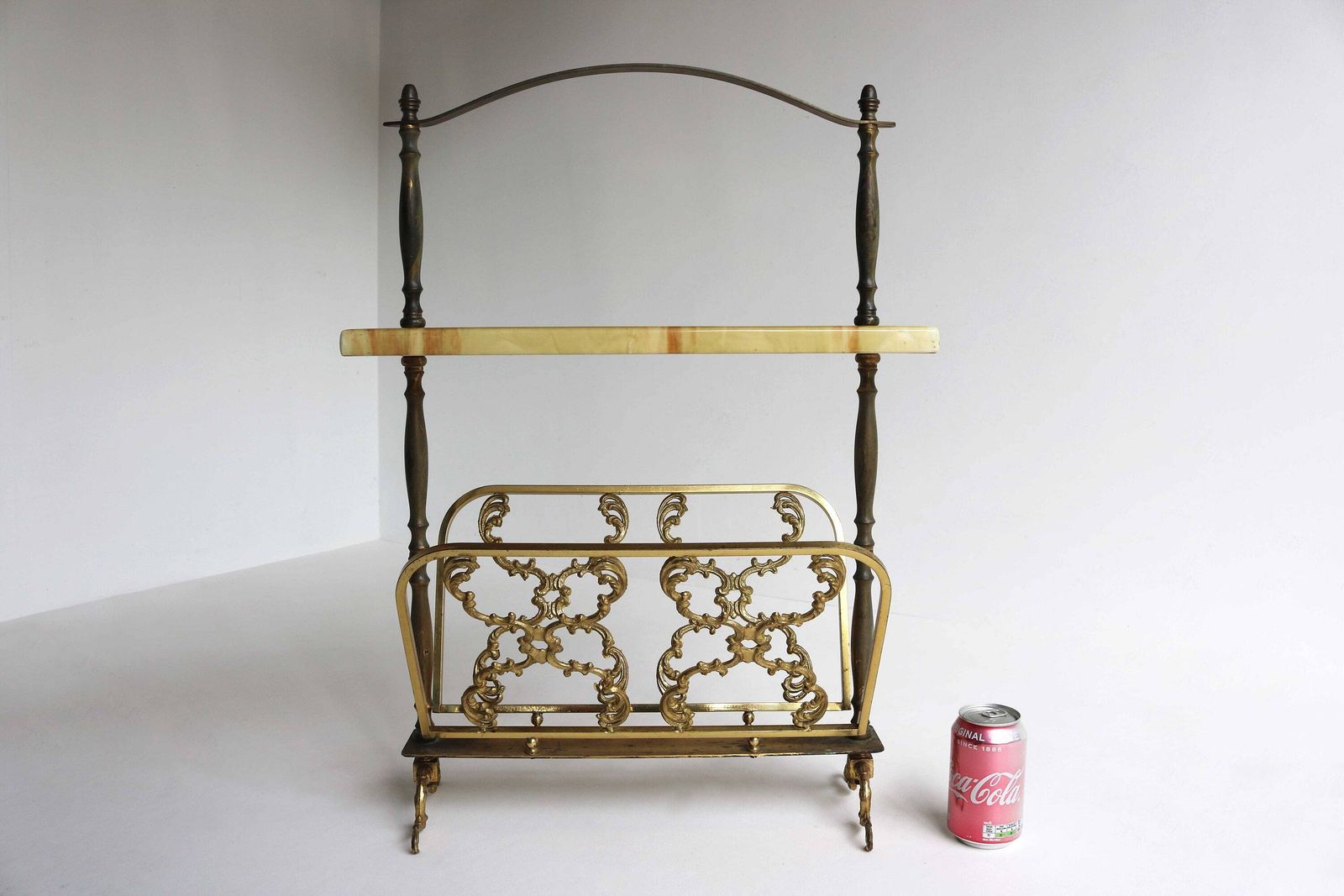 photo furniture Vintage Siertafel Met Tijdschriftenrek Van Messing En Onyx Marmer – Hollywood Regency, Italiaans, Jaren 1950–1960