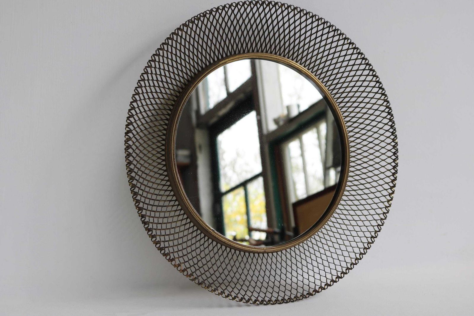 Vintage Franse Bauhaus Stijl Spiegel – Wandspiegel Ca. Jaren 1950 In Mategot Stijl Met Messing En Metalen Gaaslijst – Mid Century Modern photo vintage