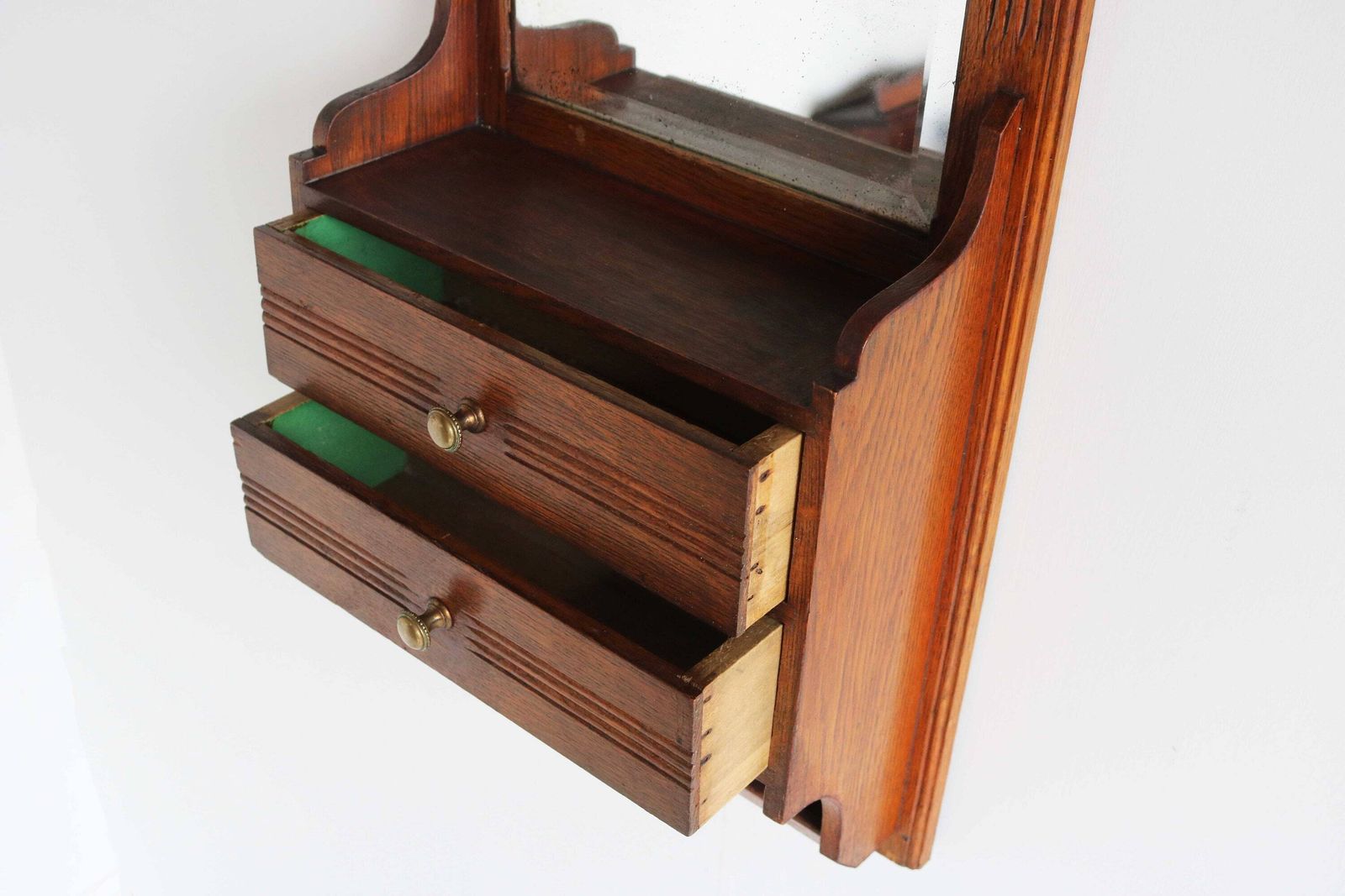 Prays And Works Vintage Antiek Hangkastje Met Geslepen Spiegel Met Gebruikssporen, Halmeubel, Toiletcabinet, Wandspiegel Voor Slaapkamer, Twee Lades, Kamtray, Jaren 1930 photo vinterior